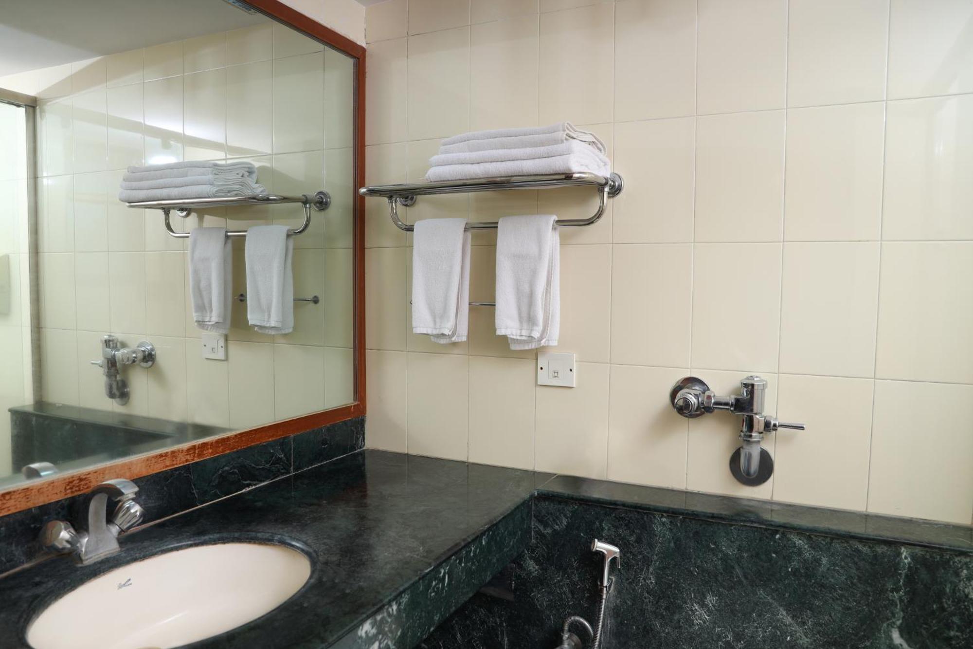 Bell Hotel Sivakasi Bagian luar foto